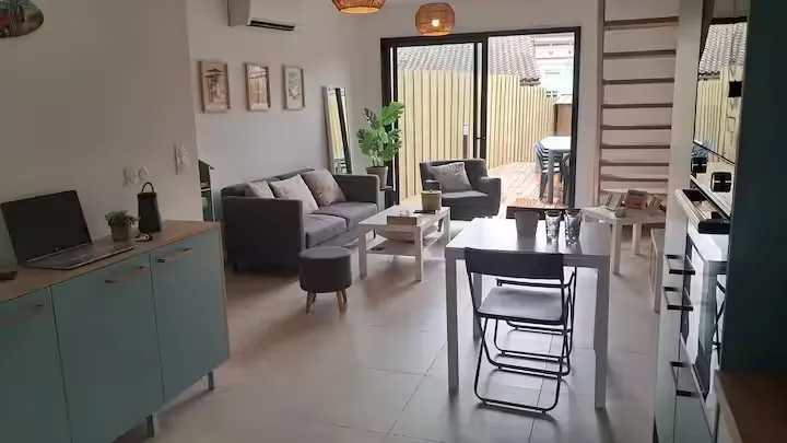 Belle maison neuve avec jacuzzi 2 Maison avec jacuzzi – Salon moderne