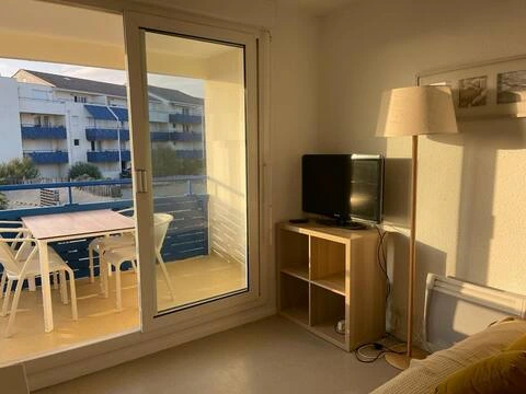 alt="Appartement Lacanau Océan – Pièce de vie spacieuse et lumineuse"