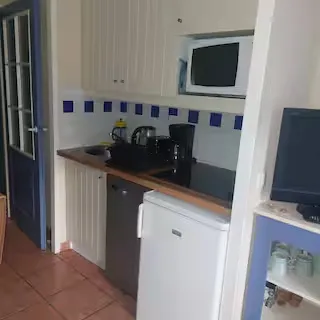 alt="Appartement dans la Pinède – Cuisine"