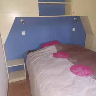 alt="Appartement dans la Pinède – Chambre spacieuse"