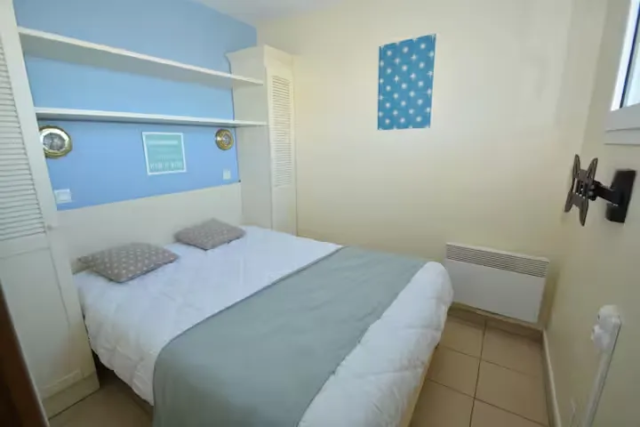 alt="Chambre avec lit double"