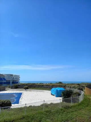 alt="Ambiance Océanique – Vue extérieure de la villa avec terrasse et jardin"