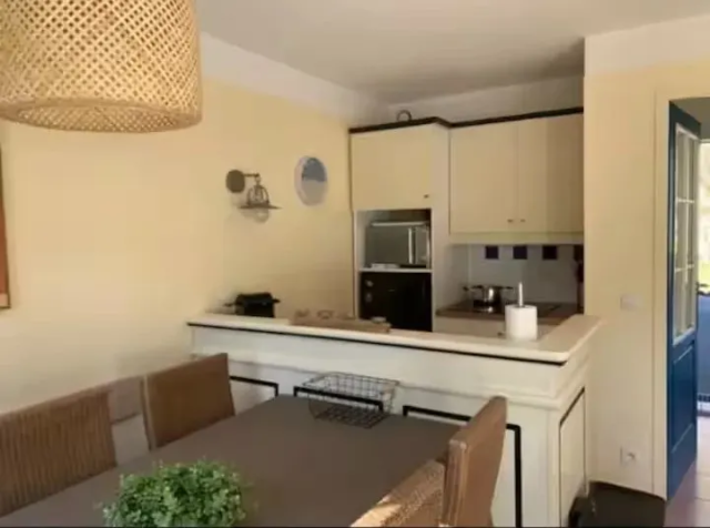 alt="Charmante Maison Cosy – Salon lumineux"