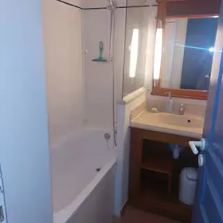 alt="Appartement dans la Pinède – salle de bain"