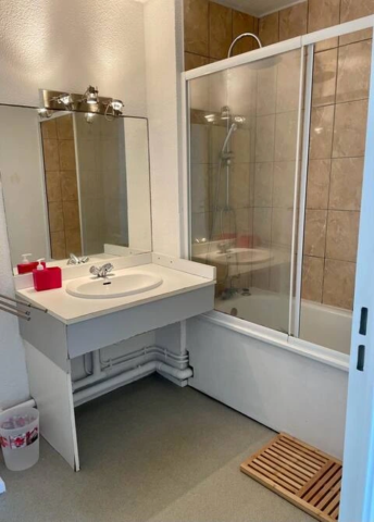 alt="Appartement Lacanau Océan – Salle de bain avec baignoire"