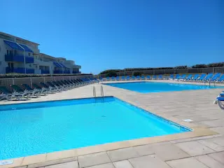 alt="Ambiance Océanique – Vue sur la piscine ou l'environnement proche de la villa"