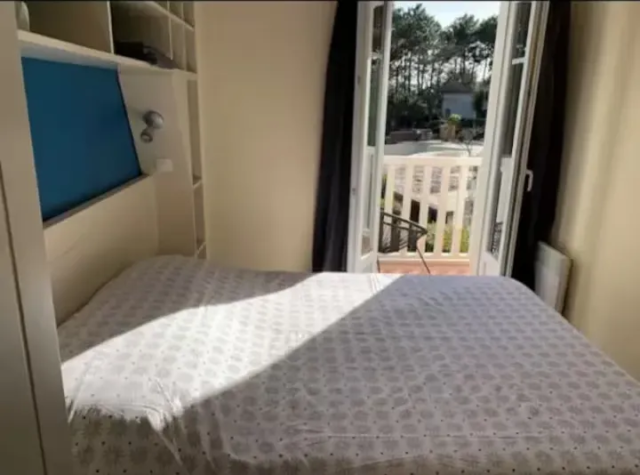 alt="Charmante Maison Cosy – Chambre avec lit en 140"