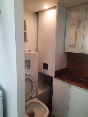 alt="Studio – Salle de bain moderne avec douche et lavabo"