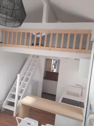 alt="Studio – Mezzanine avec deux lits simples et espace de rangement"