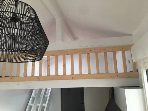 alt="Studio – Mezzanine avec deux lits simples et espace de rangement"