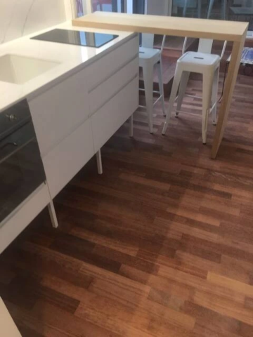 alt="Studio – Cuisine équipée avec mini-réfrigérateur et plaques de cuisson"