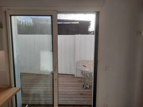 Alt="Studio – Petite terrasse avec table et chaises pour les repas en extérieur"