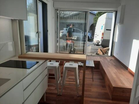 alt="Studio – Vue intérieure lumineuse avec décoration moderne"