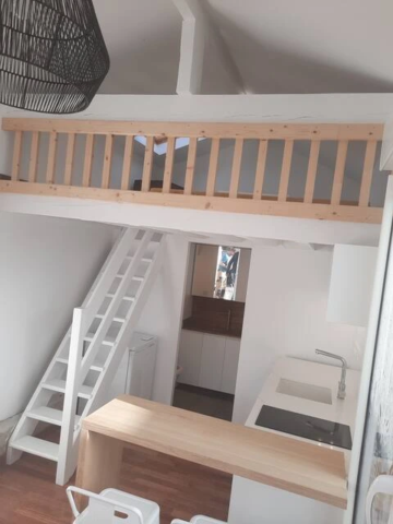 alt="Studio – Mezzanine avec deux lits simples et espace de rangement"