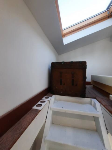 alt="Studio – Mezzanine avec deux lits simples et espace de rangement"