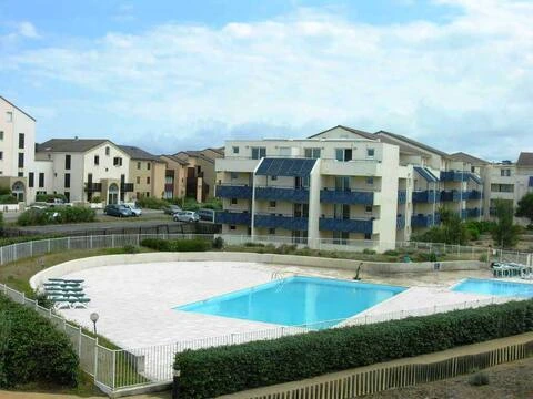 alt="T2 – Vue aérienne de la résidence et de son emplacement privilégié près de la plage"