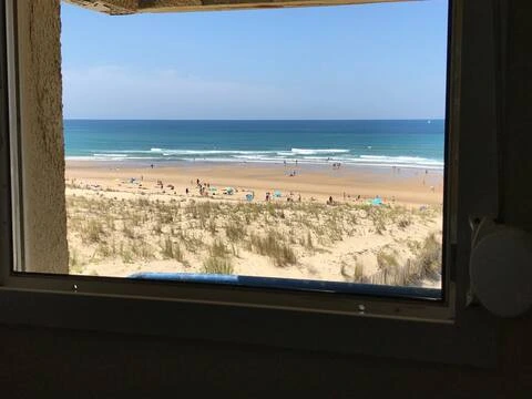 alt="T2 – Vue panoramique sur l'océan depuis la chambre"