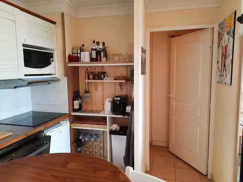 alt="T2 – Vue intérieure lumineuse avec décoration moderne et espace de vie spacieux"