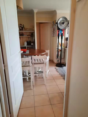 alt="T2 – Vue intérieure lumineuse avec décoration moderne et espace de vie spacieux"