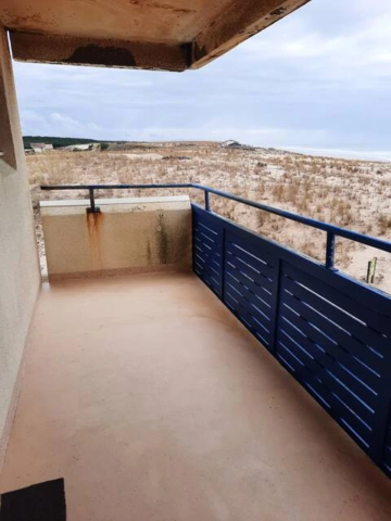 alt="T2 – Grand balcon avec vue imprenable sur l'océan et la dune"