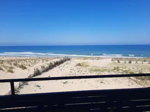 alt="T2 – Vue panoramique sur l'océan depuis le grand balcon"