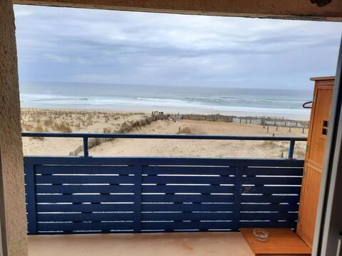 alt="T2 – Grand balcon avec vue imprenable sur l'océan et la dune"