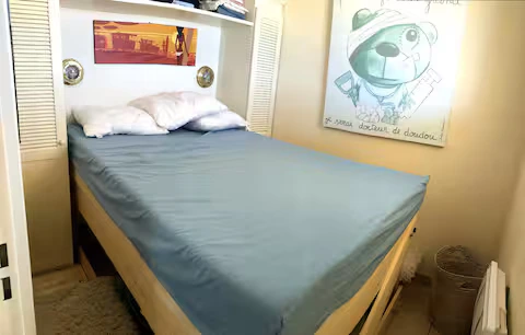 alt="T2 – Chambre avec lit double de 140 cm et vue sur l'océan au réveil"