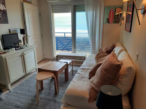 alt="T2 – Salon avec lit gigogne, canapé et espace détente confortable"