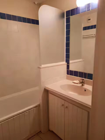 alt="T2 – Salle de bain moderne avec douche et lavabo"