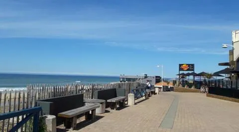 alt="Résidence – Vue aérienne de la résidence Bleu Marine et de son emplacement privilégié"