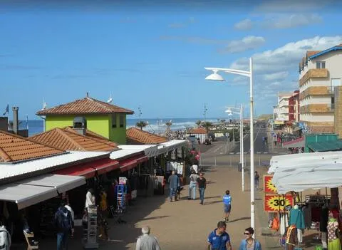 alt="Résidence – Vue aérienne de la résidence Bleu Marine et de son emplacement privilégié"