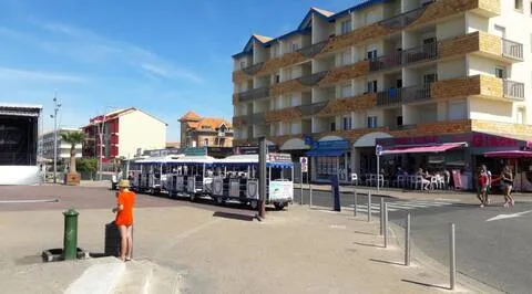 alt="Résidence – Parking privé et sécurisé au sein de la résidence"