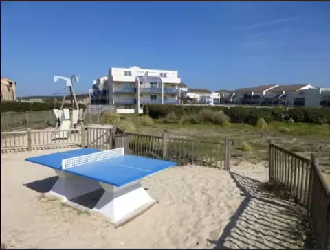 alt="Résidence – Vue aérienne de la résidence Bleu Marine et de son emplacement privilégié"