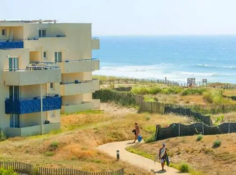alt="Résidence – Vue aérienne de la résidence Bleu Marine et de son emplacement privilégié"