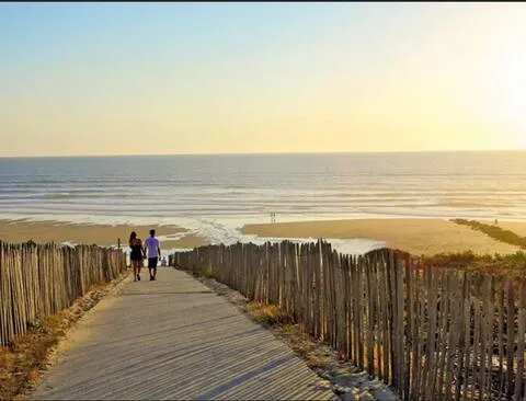 alt="Résidence – Vue extérieure de la résidence Bleu Marine avec piscine et espace vert"