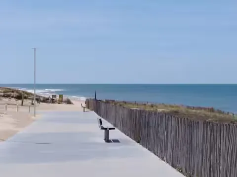 alt="Résidence – Vue aérienne de la résidence Bleu Marine et de son emplacement privilégié"