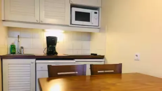 T1, 50 m de la plage – Lacanau espace repas_26 alt="T1 – Vue intérieure lumineuse avec décoration moderne"