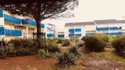 lt="T1 – Balcon avec vue partielle sur l'océan et les dunes"