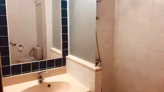 T1, 50 m de la plage – Lacanau salle de bain_28 alt="T1 – Vue intérieure lumineuse avec décoration moderne"