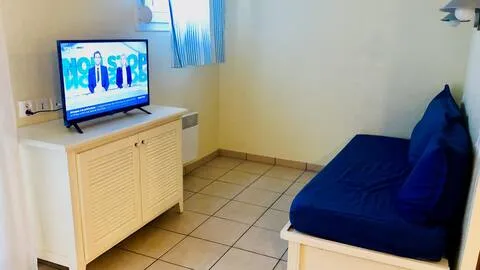 alt="T1 – Vue intérieure lumineuse avec décoration moderne"