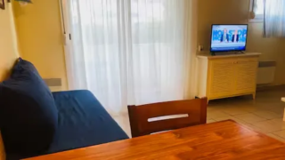 T1, 50 m de la plage – Lacanau – salon3_24 alt="T1 – Vue intérieure lumineuse avec décoration moderne"
