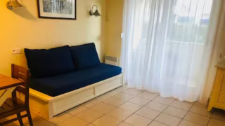 T1, 50 m de la plage – Lacanau – salon_22 alt="T1 – Vue intérieure lumineuse avec décoration moderne"