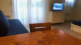 T1, 50 m de la plage – Lacanau sejour_30 alt="T1 – Vue intérieure lumineuse avec décoration moderne"