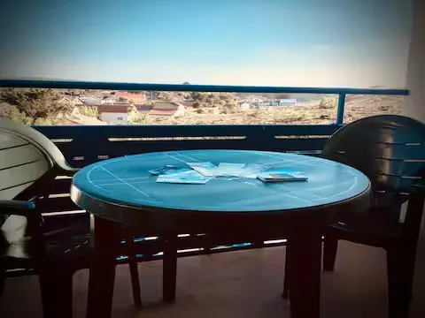 alt="T2 – Balcon avec vue partielle sur l'océan et les dunes"