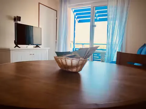 alt="T2 – Vue intérieure lumineuse avec décoration moderne et espace de vie spacieux"