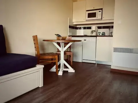 alt="T2 – Vue intérieure lumineuse avec décoration moderne et espace de vie spacieux"