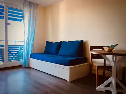 alt="T2 – Vue intérieure lumineuse avec décoration moderne et espace de vie spacieux"