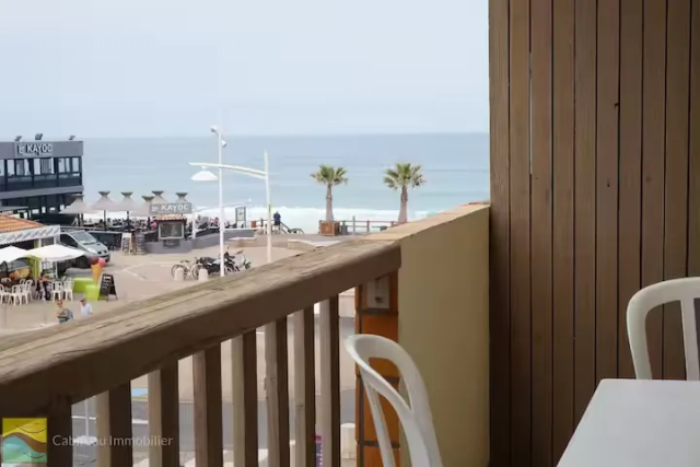 alt="T2 – Balcon avec vue mer"