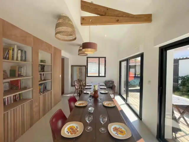 alt="Villa Mimosas – Salon spacieux avec décoration moderne"