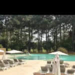 Vue extérieure de la résidence avec piscine